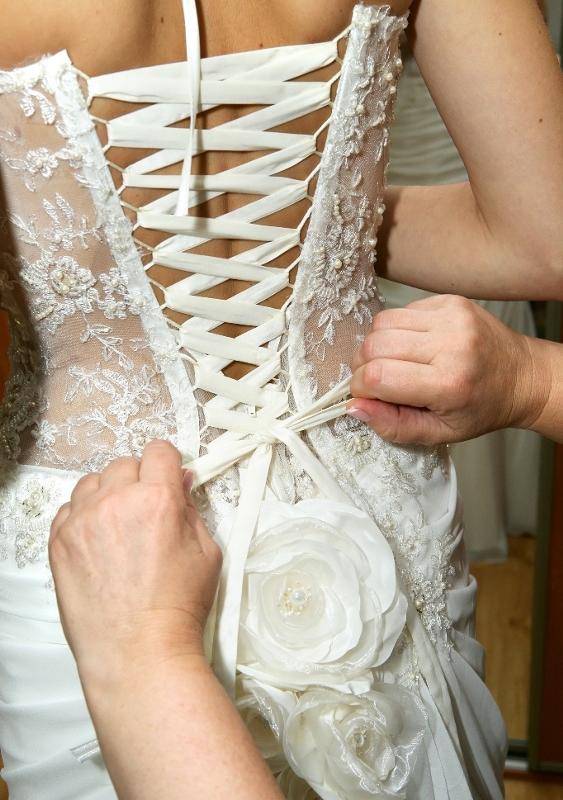 Красиво зашнуровать корсет. три способа как шнуровать свадебное платье: видео, фото и схема процесса