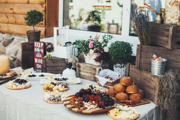 ᐉ виды столов на свадьбе: чайный, сырный, фруктовый, шведский - svadebniy-mir.su