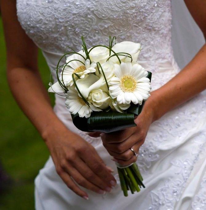 Какой букет подарить на свадьбу молодожёнам: основные варианты