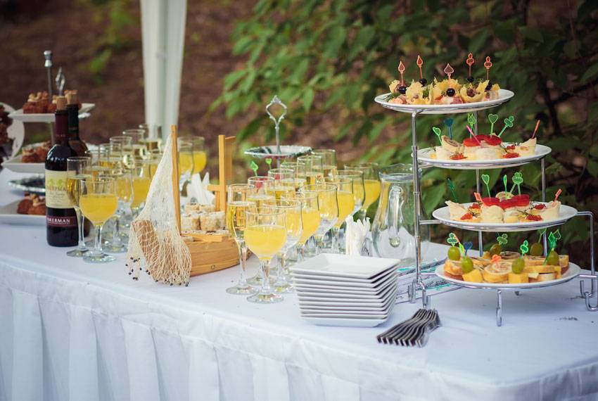 Фуршет на свадьбу (38 фото): свадебный фуршетный стол дома у невесты или жениха, выездной фуршет вместо банкета, меню закусок