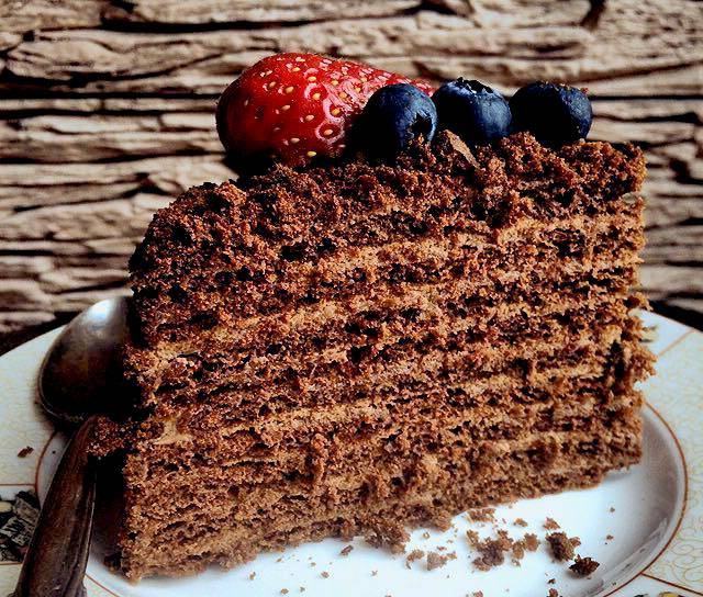 Шоколадный медовик: новый рецепт торта со сметанным или заварным кремом