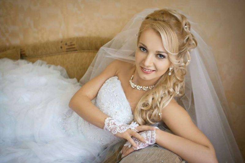 Прически на средние волосы на свадьбу: 100 красивых и стильных фото с фатой