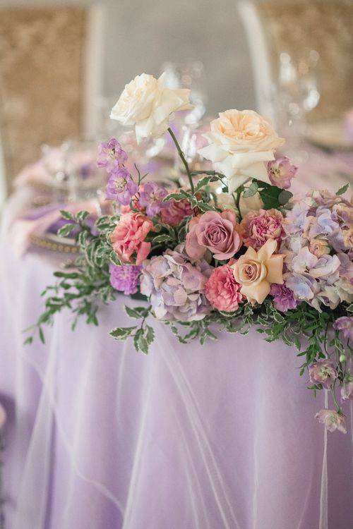 Цветы на свадебном столе молодоженов и гостей - варианты оформления и размещения, фото