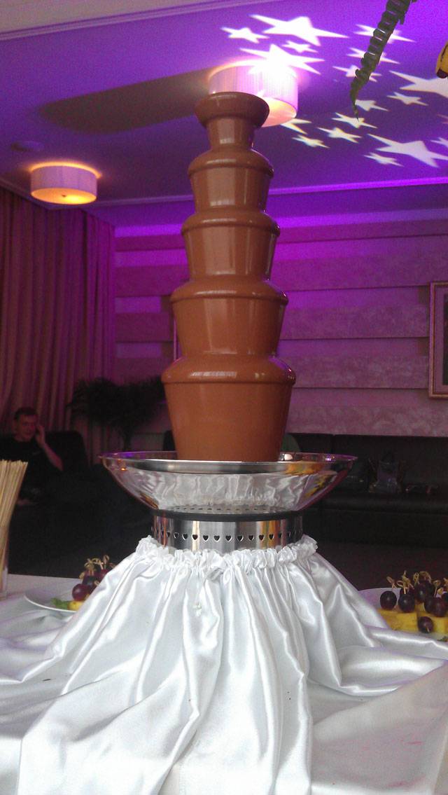 Шоколадный фонтан на свадьбу: видео и фото вариантов