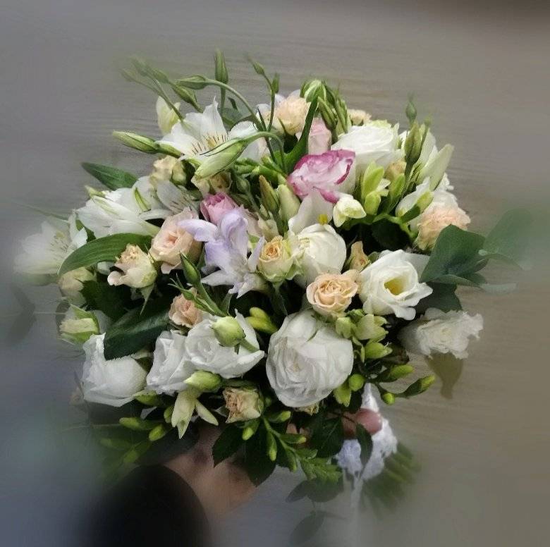 Свадебный букет из эустомы и фрезии, альстромерии, кустовых роз (фото)