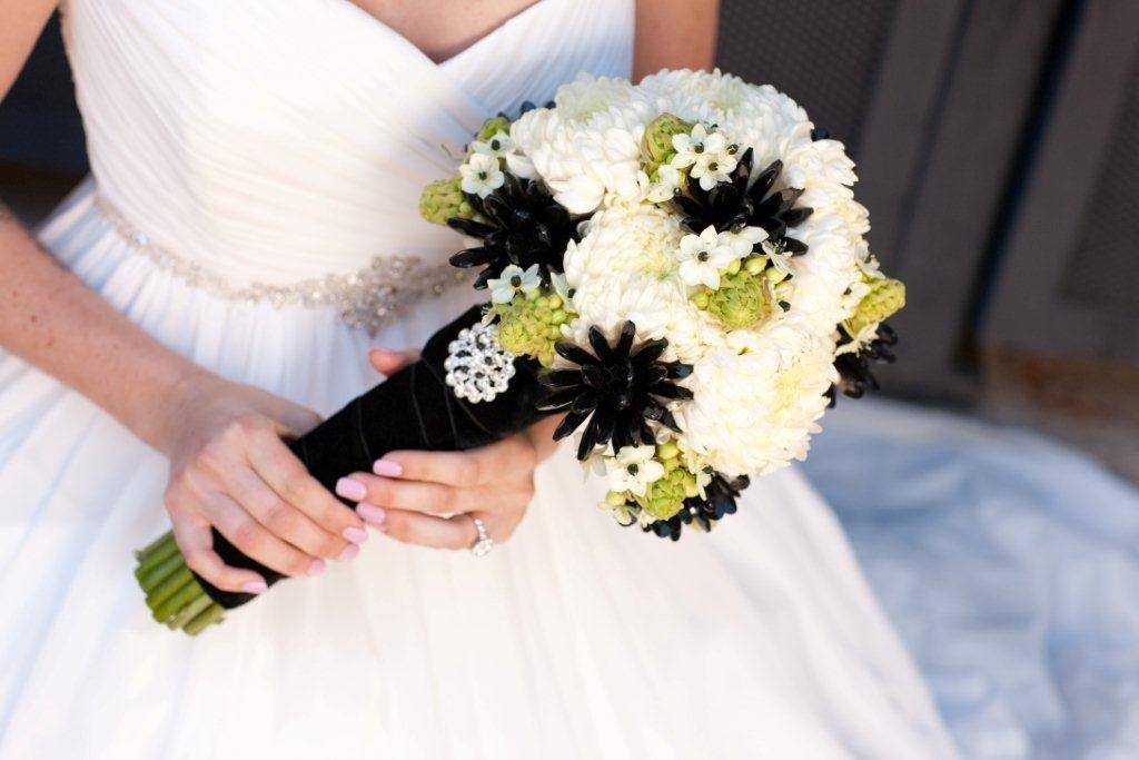 Что делать с пойманным букетом невесты после свадьбы, можно ли оставить себе на память, как засушить и сохранить цветы?