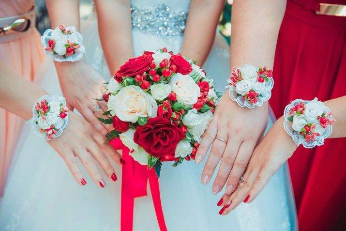 Красивый свадебный букет невесты: красно-белая композиция из роз и других цветов