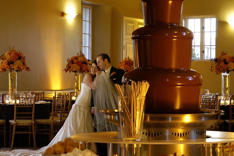 Шоколадный фонтан на свадьбу - какой лучше выбрать и где установить?