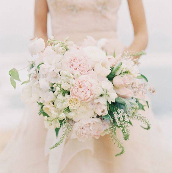 Невесты в платье розовый айвори. какие аксессуары сочетаются с платьем цвета ivory. подбираем цветы в зависимости от оттенка айвори