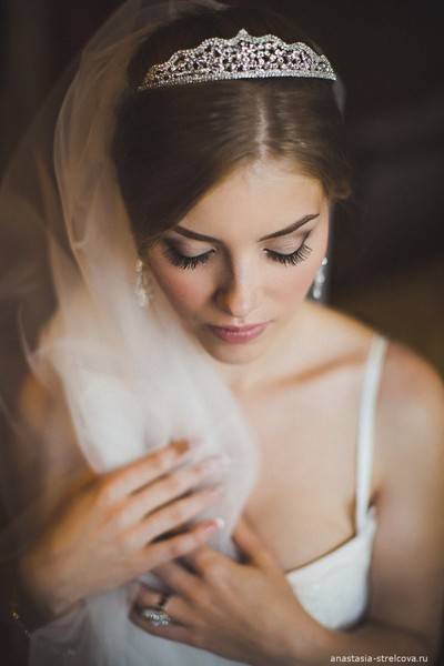 Диадема для невесты - особенности выбора, форма, сочетание со свадебным нарядом, фото