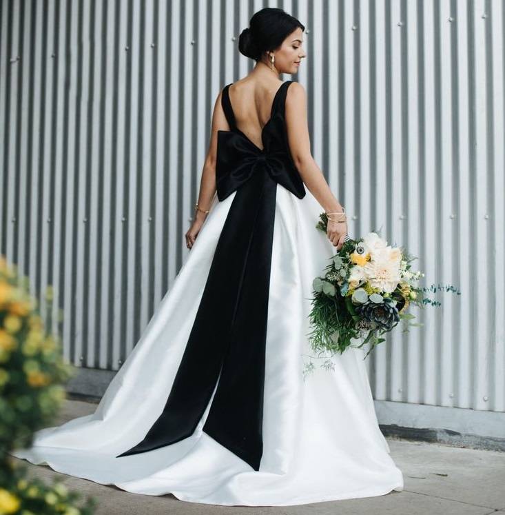 Черное платье на свадьбу: 100 красивых и стильных фото современных фасонов