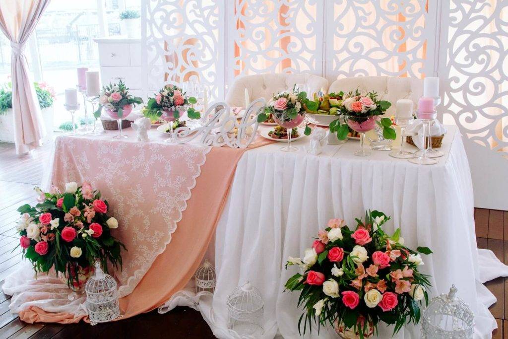 Свадебный президиум: для чего нужен стол молодых на свадьбе, можно ли обойтись без него, фото с примерами