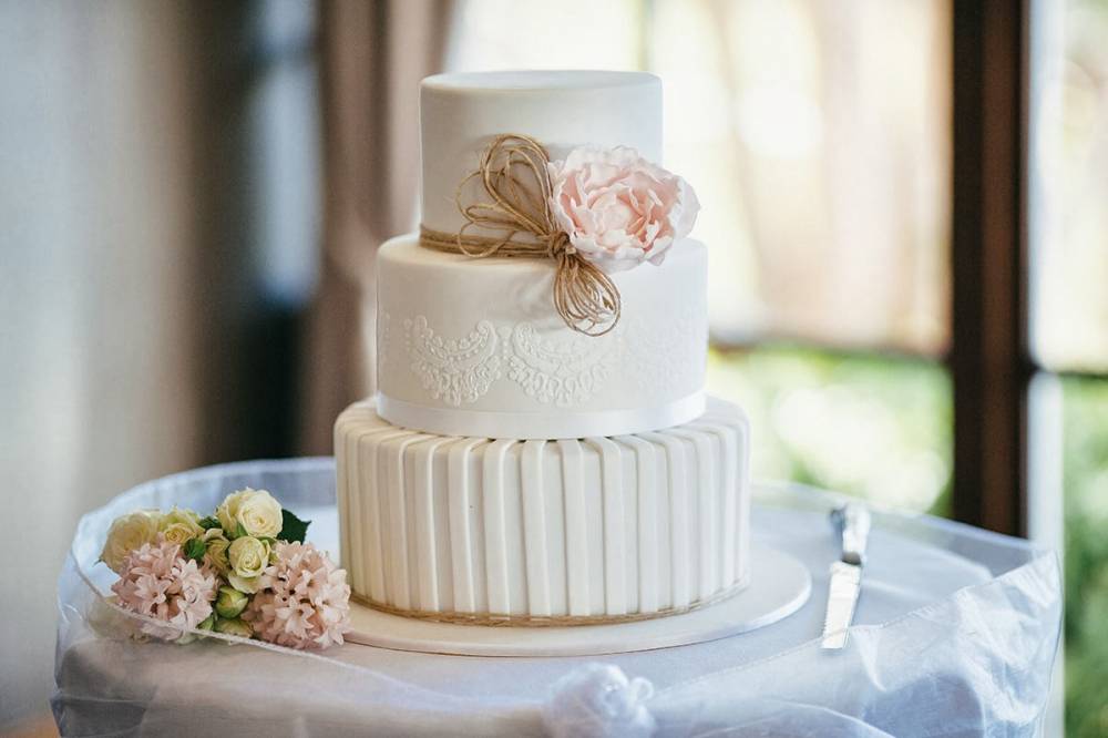 Яркий десерт – оранжевый свадебный торт из мастики и не только