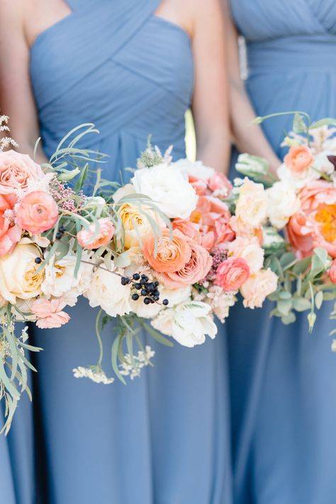 Как составить свадебный букет к синему платью невесты