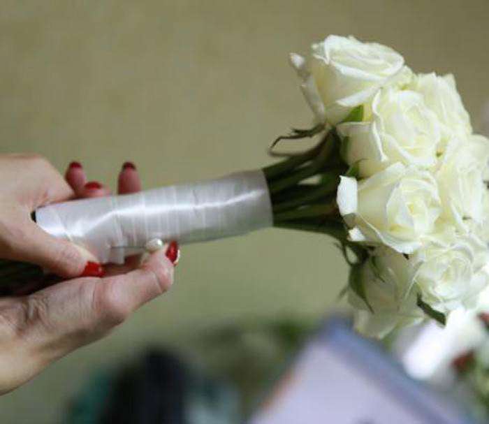 Поймала букет невесты на свадьбе – приметы и традиции теперь и в прошлом, зачем его кидают, каким он должен быть и что делать с пойманными цветам