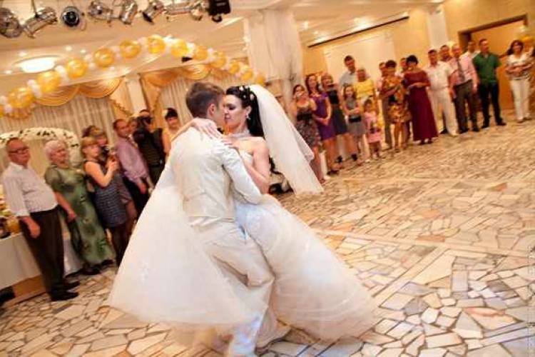 Свадебный танец-поздравление молодоженам от родителей: идеи, музыка
