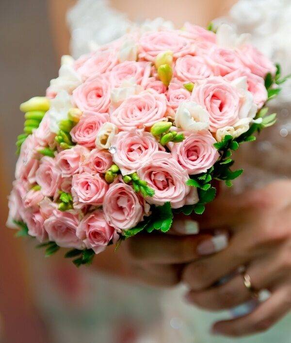 Магическая сила вдохновения: что подарит образу букет невесты из роз и альстромерий