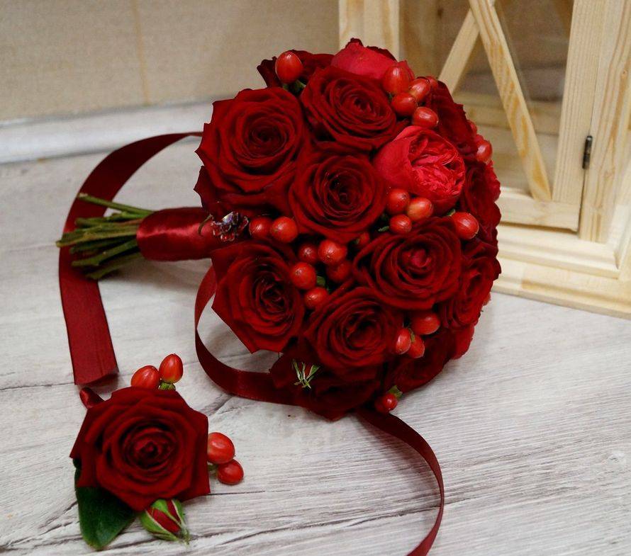 Свадебный букет невесты из роз, фрезий и эустомы — фото красивых букетов