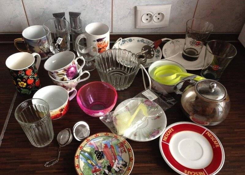 Белая или красочная кухонная посуда