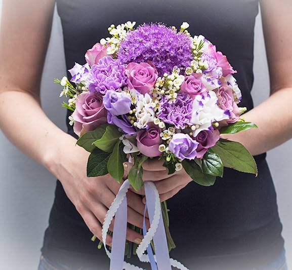 Букет невесты цвета айвори: сочетание с синим, подбор к платью, сезону, аксессуарам, подходящие цветы – розы, гортензии, каллы, альтернативные идеи с фото