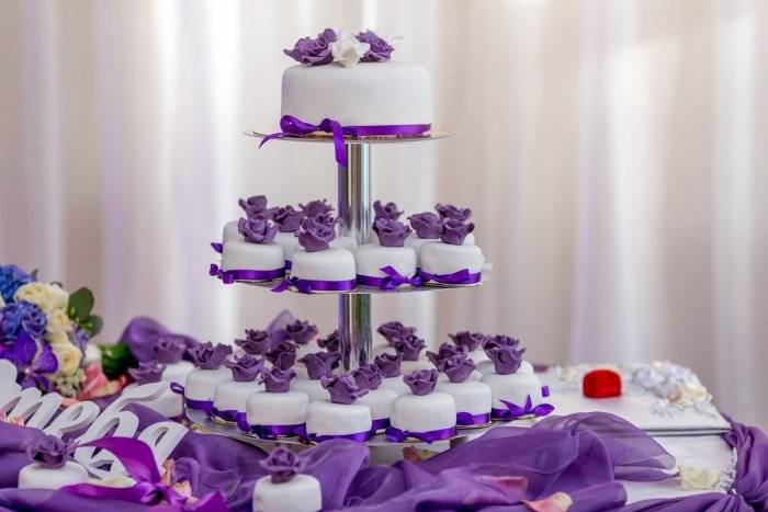 Сиреневый свадебный торт - идеи оформления с фото
