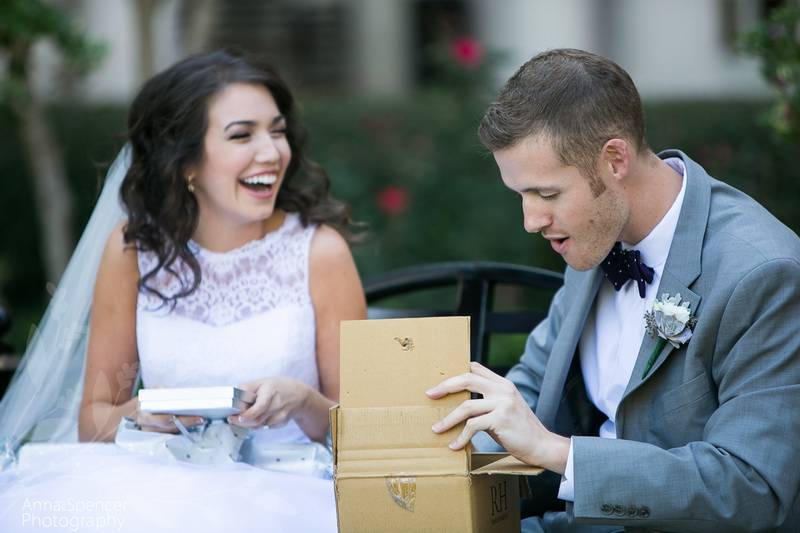 Кому должна дарить подарки на свадьбе невеста: обычаи и традиции