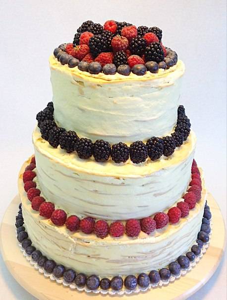 Элегантный сиреневый свадебный торт – фото десертов с белыми тонами в декоре