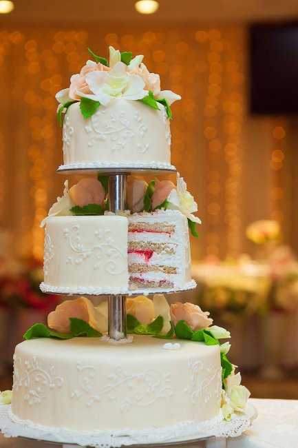 Пирамида счастья: трехъярусный свадебный торт – кремовый и другие варианты с фото