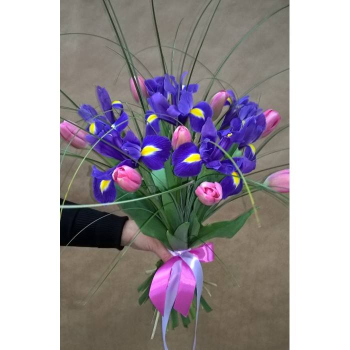 Букет невесты из тюльпанов: цвета, стили и цветы-компаньоны