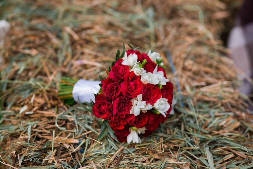 Магическая сила вдохновения: что подарит образу букет невесты из роз и альстромерий