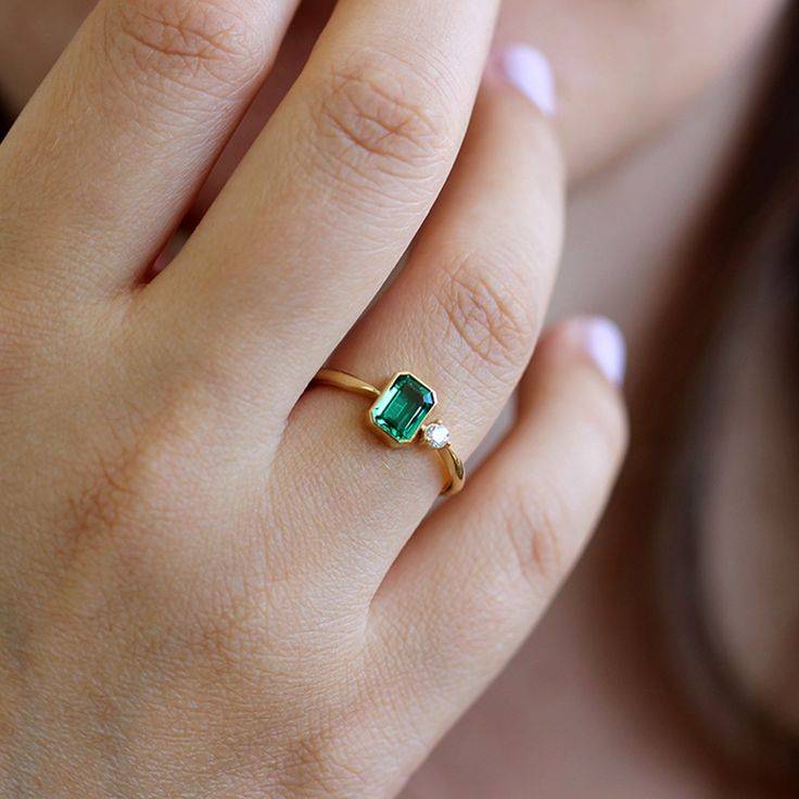 Обручальные кольца с зеленым камнем