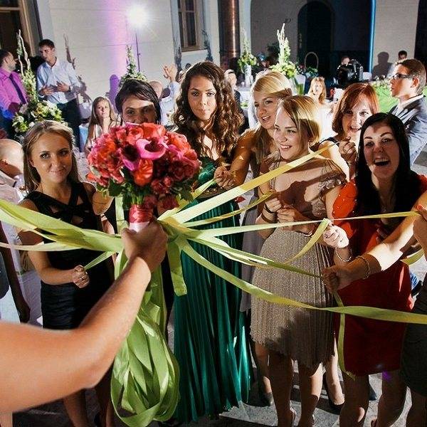 Как оригинально бросить букет невесты ? в [2019] — традиции & идеи: зачем нужен ритуал и какой букет кидают
