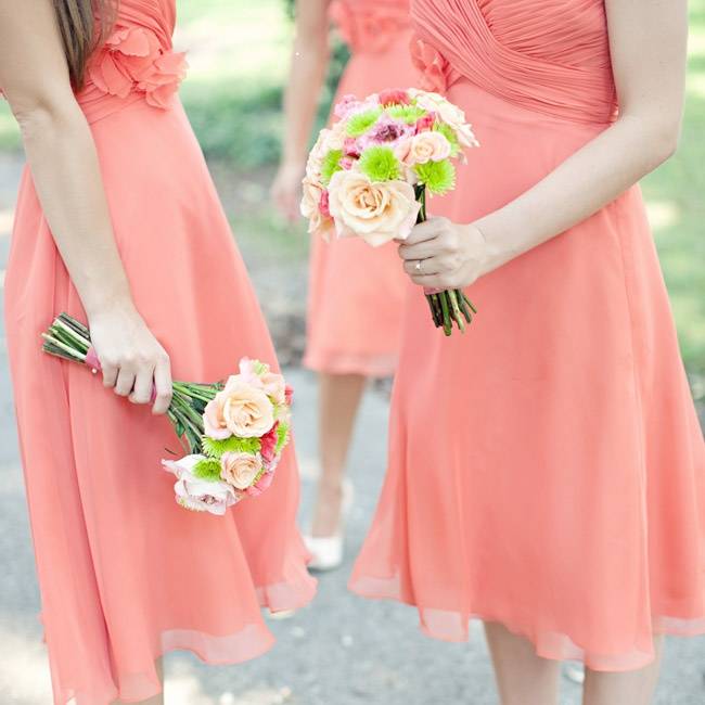 Персиковые платья: стильные образы и модели +329 фото