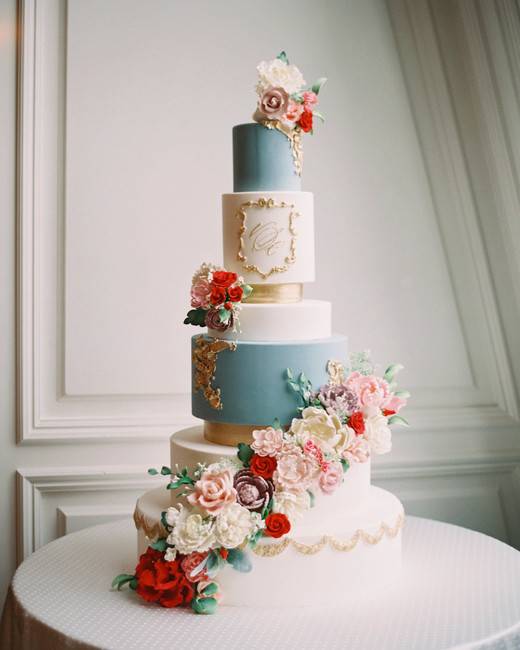 Многоярусные свадебные торты: варианты начинок и декора
