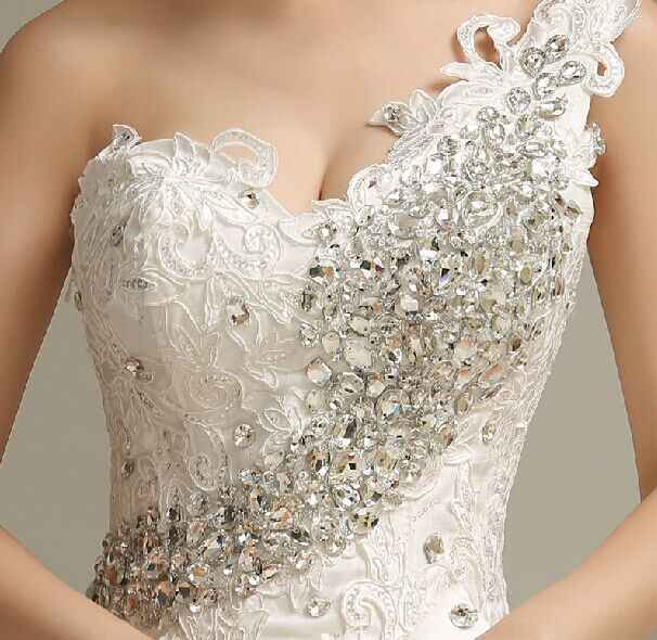 Топ-6 моделей свадебных платьев: с вырезом лодочкой, глубоким декольте, воротником стойка, v-образным вырезом, на одно плечо, закрытой шеей