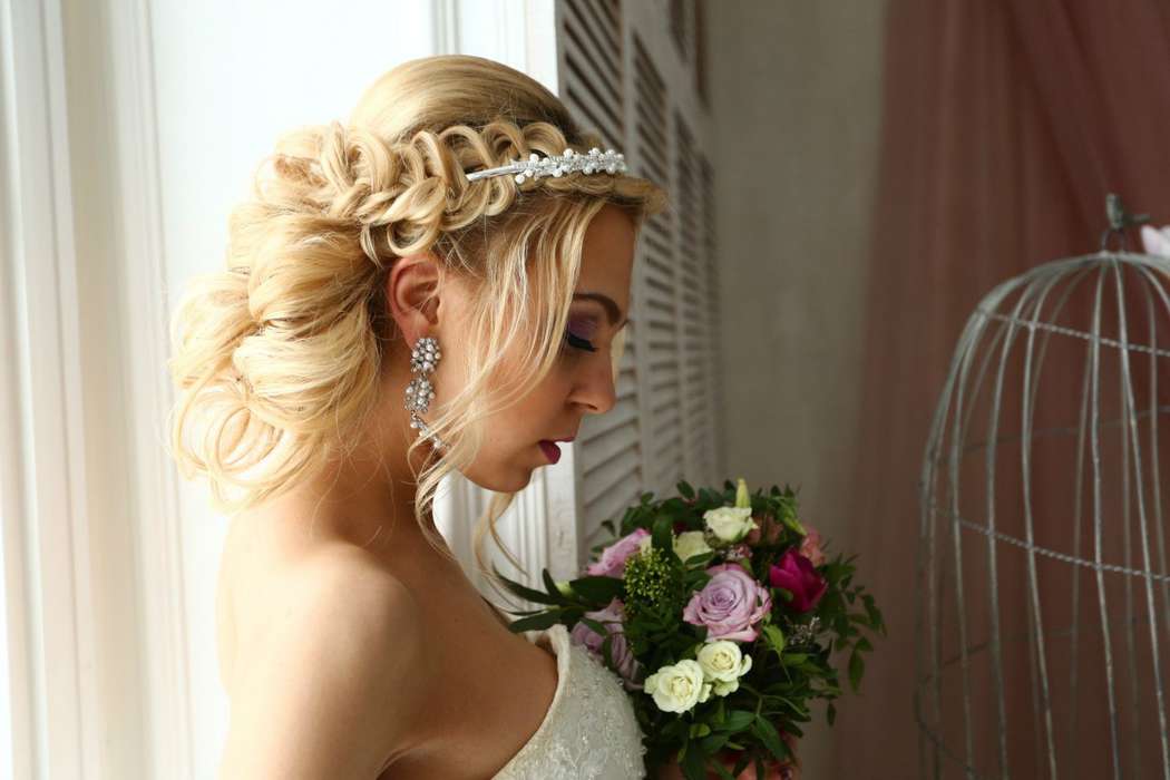 Свадебные прически: 120 фото вариантов свадебных причесок для образа невесты. укладки без фаты, с фатой, с живыми цветами, венками, с короной
