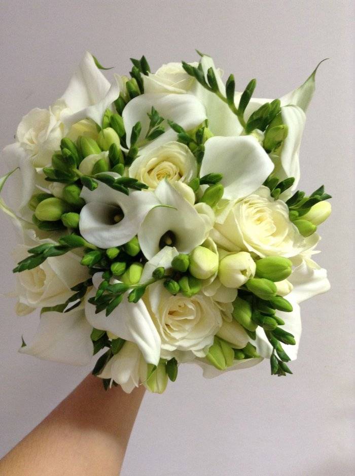Жемчужная россыпь: как флористы составляют универсальный букет невесты из кустовых роз
