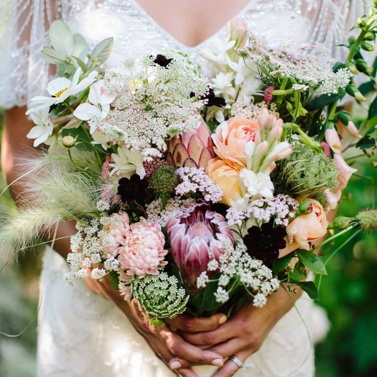 Букет невесты из кустовых роз: фото, особенности, форма и размеры, лучшие свадебные идеи композиций - белые монобукеты и ансамбли из эустомы, фрезий, пионов