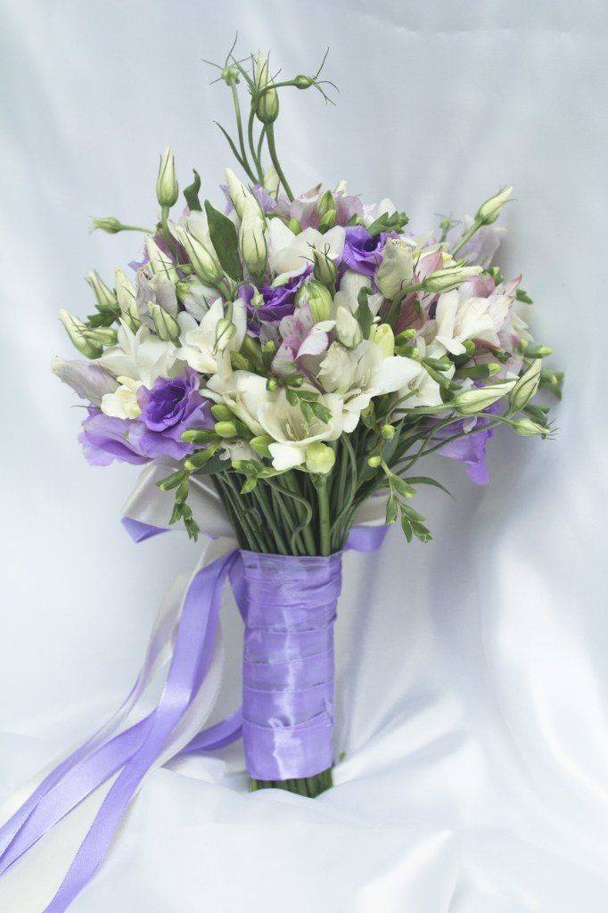 Свадебный букет из эустомы: варианты цветочных композиций