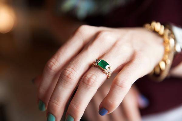 Обручальные кольца с камнями — стоит ли украшать свадебные кольца драгоценными камнями?