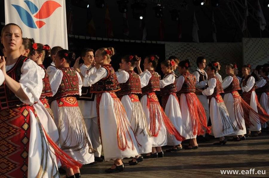 Как правильно организовать молдавскую свадьбу: обычаи, традиции, песни, музыка, угощения и национальная одежда- обзор +видео