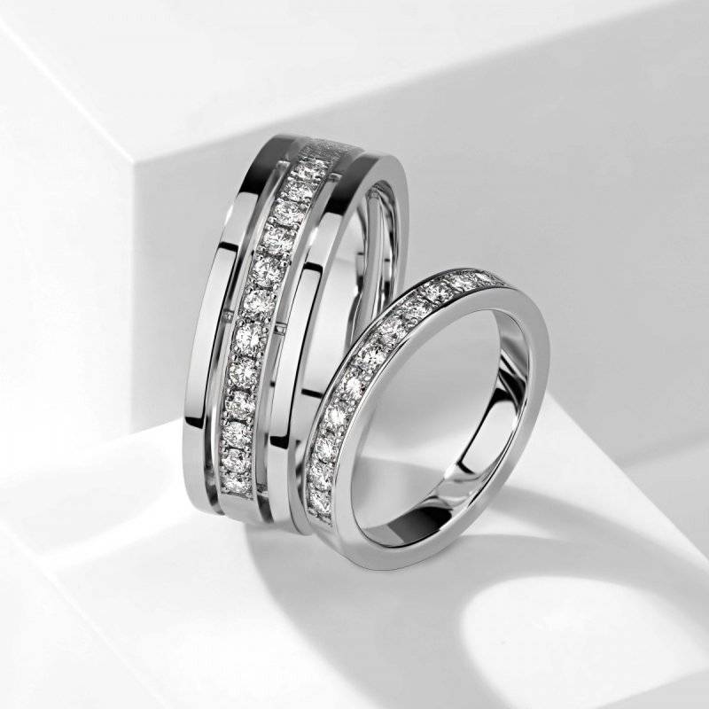 Прочный аксессуар – обручальные кольца из платины с бриллиантами и без