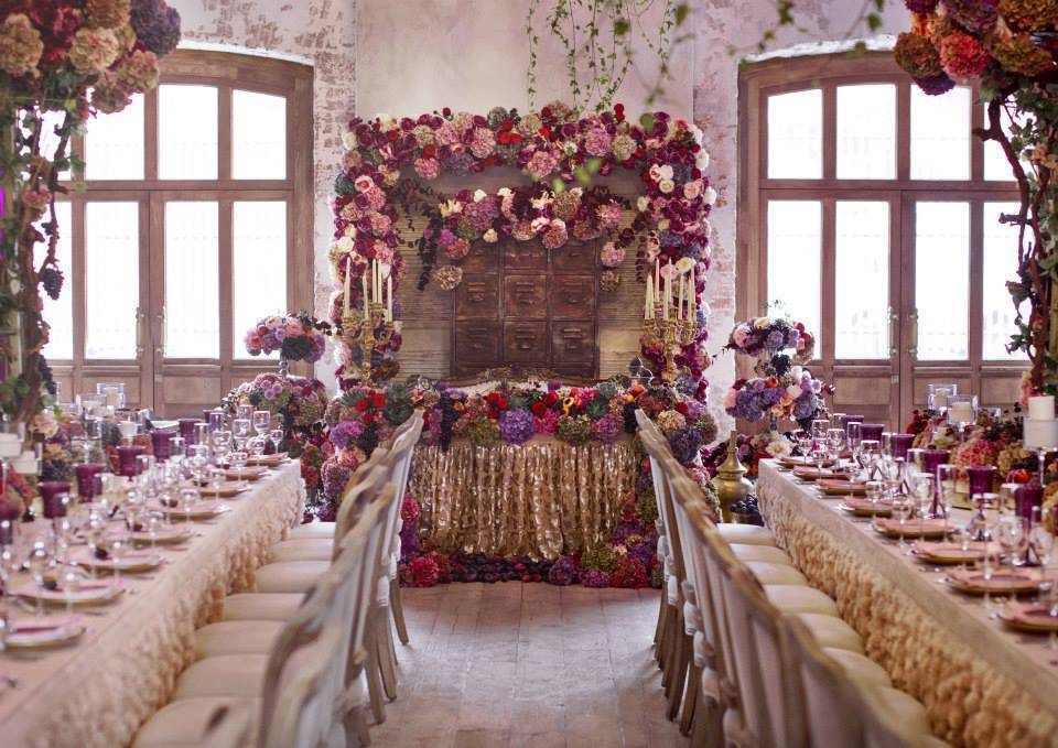 Свадебная флористика с фото: цветы на столы гостей, цветочные композиции в оформлении стола молодоженов, букет невесты, украшение банкета свежими цветами, декор авто