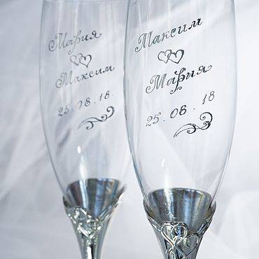 Зачем делать гравировку имени на фужерах: бокалы с надписью в подарок и на свадьбу