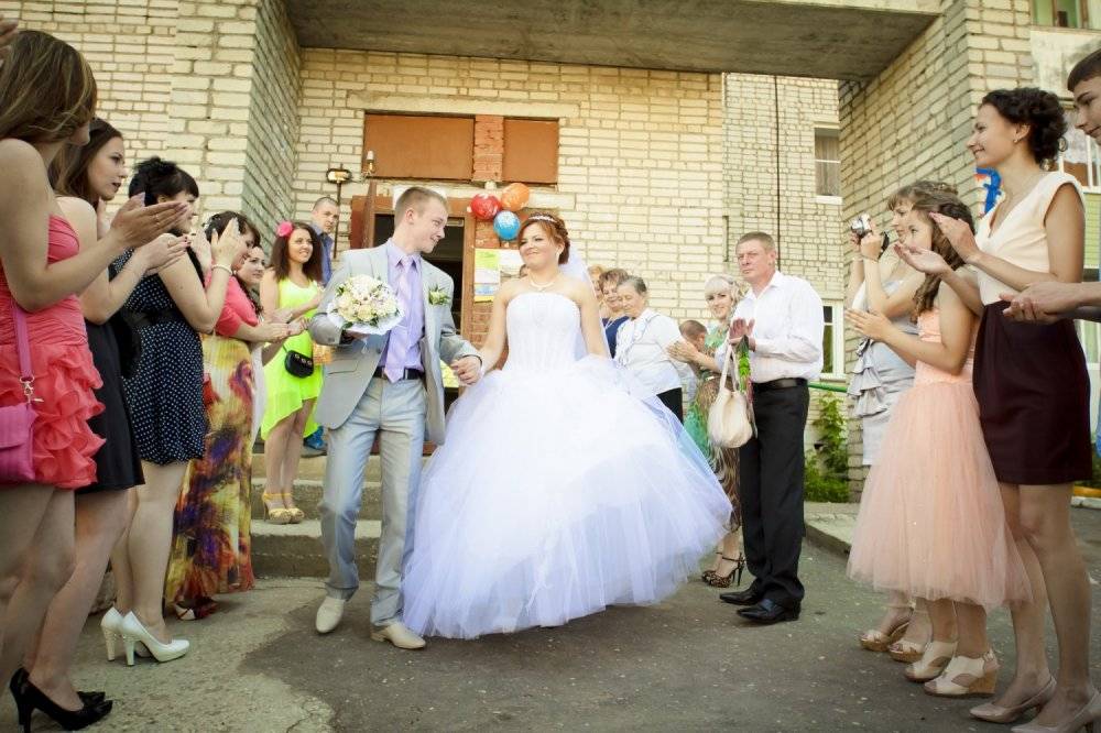 Традиционные конкурсы на выкуп невесты в подъезде: простые, интересные и смешные задания
