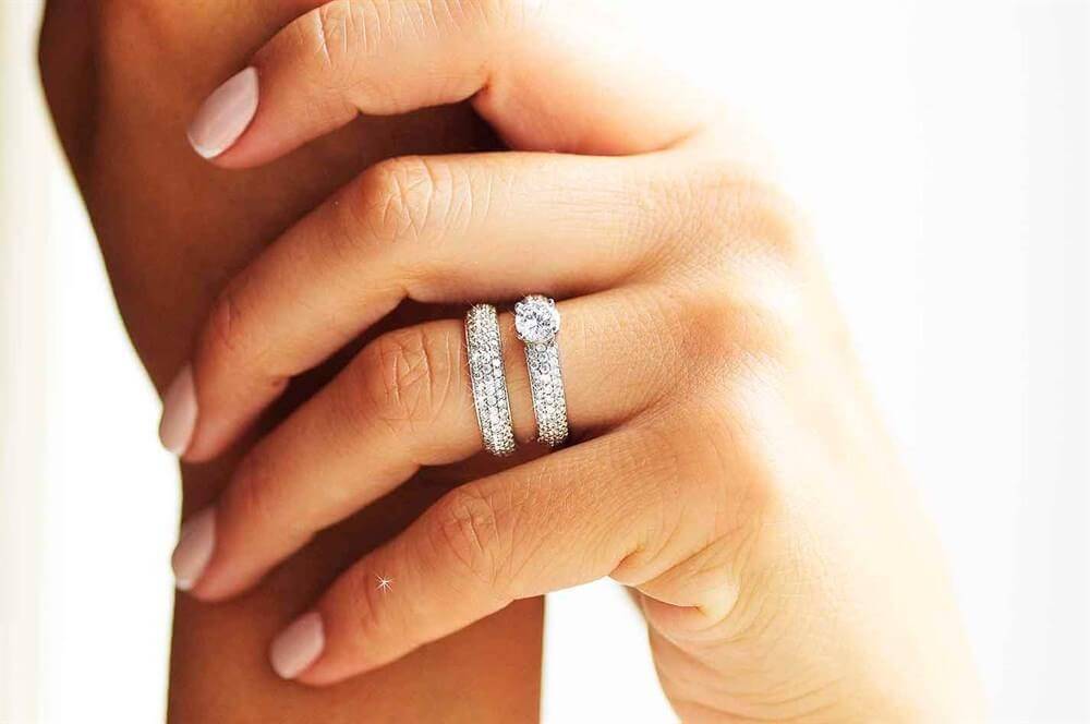 Почему нельзя снимать обручальное кольцо: приметы, если не носить после свадьбы