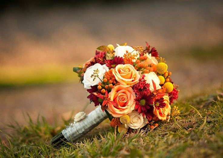 Композиция из цветов на осенний бал. осенний свадебный букет невесты — фото