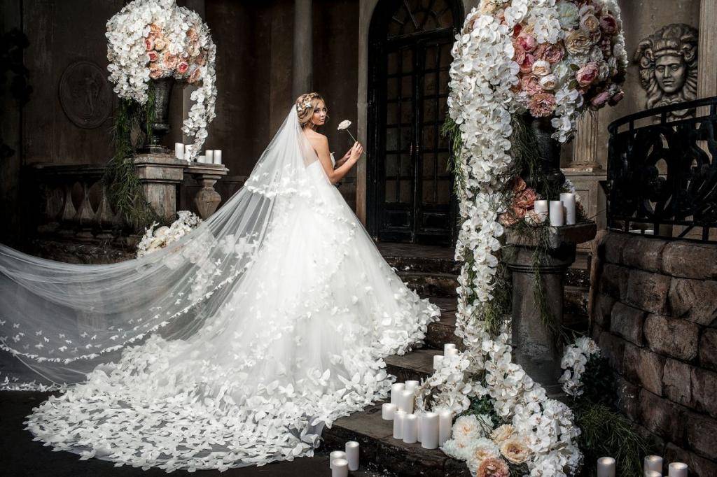 Свадебные платья со шлейфом — фото пышных кружевных платьев невесты с бабочками на шлейфе