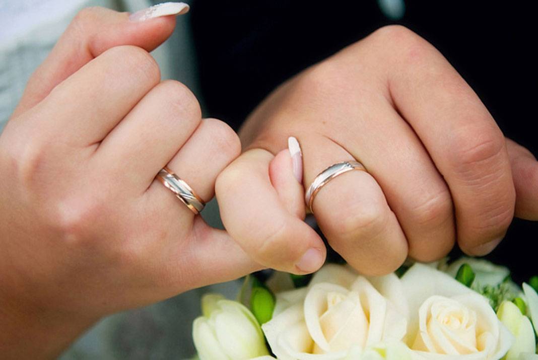 Русские жены мужа пальцем. Обручальные кольца на руках. Красивые обручальные кольца на руках. Свадебные кольца на пальцах. Кольцо на палец свадьба.