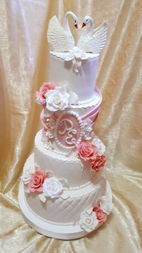 Свадебный торт с розами: выбор декора и идеи офрмления